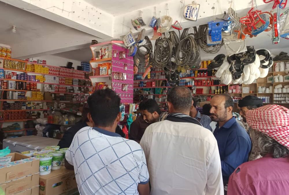 مكتب التجارة والأمن العام في يافع رصد ينفذان حملة رقابية على الأسعار في منطقة رخمة