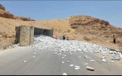 حادثة مثيرة في شبوة: انقلاب قاطرة احجار يعطل حركة السير في عقبة المجازة!