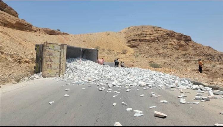 حادثة مثيرة في شبوة: انقلاب قاطرة احجار يعطل حركة السير في عقبة المجازة!