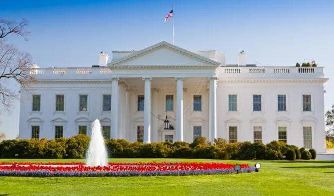 البيت الأبيض: نتابع التقارير عن اختراق مسيرات روسية أجواء بولندا
