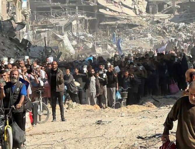 نزوح متواصل #للفلسطينيين من شمالي غزة تحت وطأة القصف الإسرائيلي العنيف.