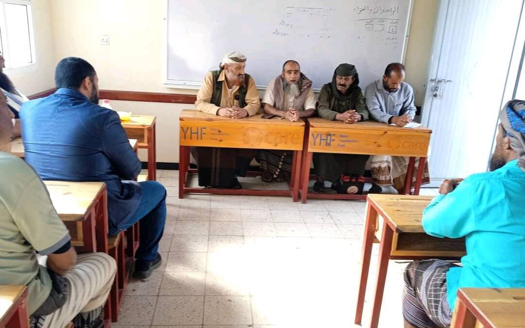 مدير تربية سرار يافع يعقد اجتماعاً لمناقشة واقع واحتياجات مدرسة المجزع للتعليم الأساسي