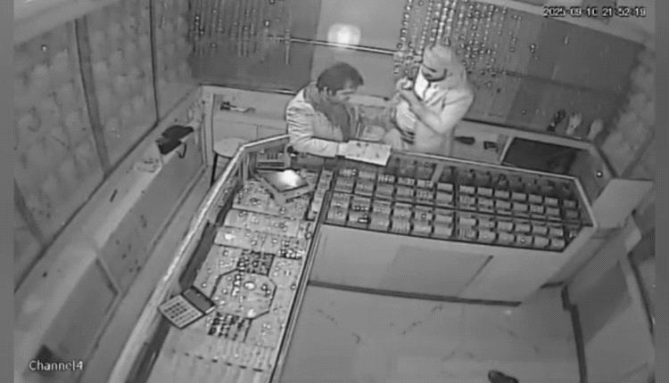 جريمة بشعة تهز العاصمة اليمنية صنعاء: عامل يطعن صاحب محل ذهب ويسرق 3 كيلوغرامات