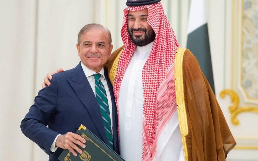 السعودية و باكستان توقعان اتفاقية للدفاع الاستراتيجي المشترك