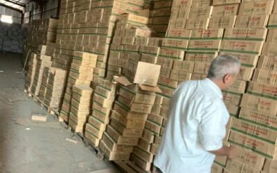كارثة غذائية مُحتملة: ضبط مستودع يخزن آلاف العلب من الطماطم منتهية الصلاحية في العاصمة عدن