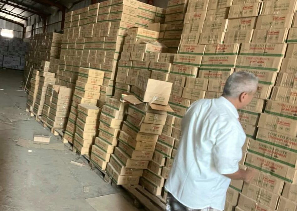 كارثة غذائية مُحتملة: ضبط مستودع يخزن آلاف العلب من الطماطم منتهية الصلاحية في العاصمة عدن