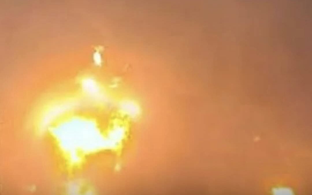 غارات إسرائيلية تستهدف مواقع عسكرية للحوثيين في ميناء الحديدة باليمن