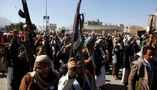 من الاتهام إلى الاقتحام.. الحوثي يحتجز موظفين أمميين وسط تنديد يمني