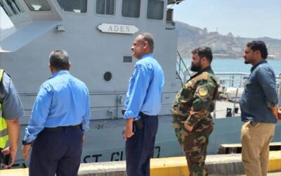 وفد عسكري فرنسي يزور ميناء عدن لتعزيز التعاون الأمني ومكافحة التهريب