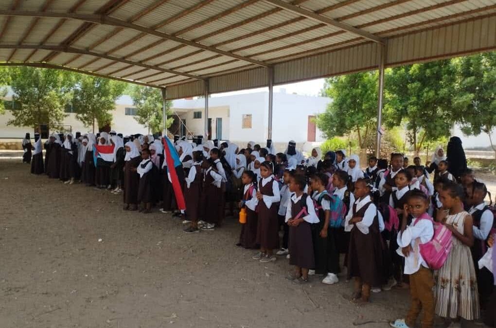 انتقالي خنفر يدشن تجديد رفع العلم الجنوبي بمدارس المديرية