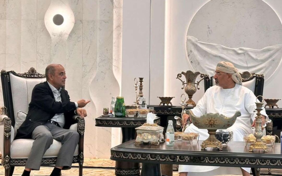 الرئيس الزُبيدي يلتقي رئيس الوزراء سالم بن بريك في أبوظبي