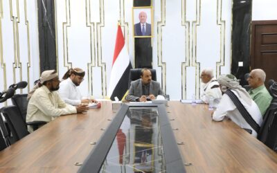 محافظ حضرموت يشيد بجهود مؤسسة الرفقاء الإنسانية ويُثمن دعم الكويت لمشاريع الإسكان والخدمات