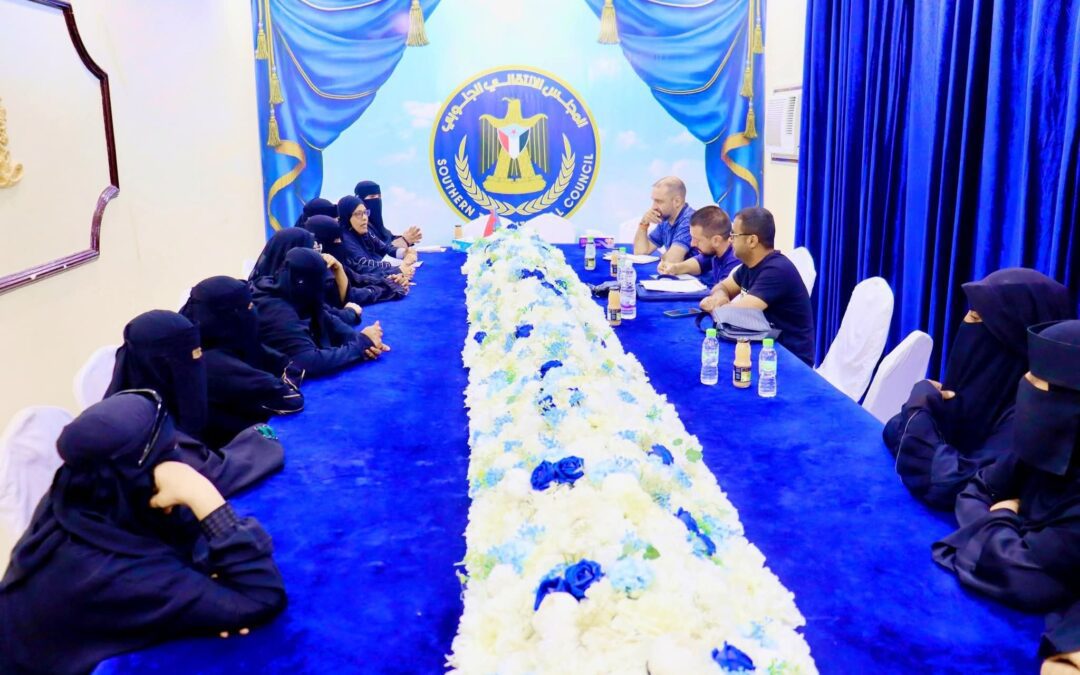 المعهد الأوروبي للسلام يطلع على الأعتداءات الذي تعرضن له أمهات وذوي شهداء الجنوب في وقفتهن السلمية بالمكلا