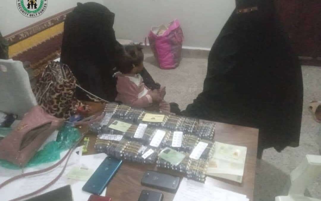 قوات الحزام الأمني تضبط إمرأتين بحوزتهما كميات كبيرة من المخدرات في الضالع
