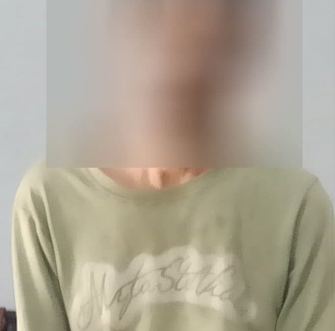 أمن العاصمة عدن يضبط أحد أخطر سارقي محتويات المركبات متلبساً وبحوزته مسروقات.