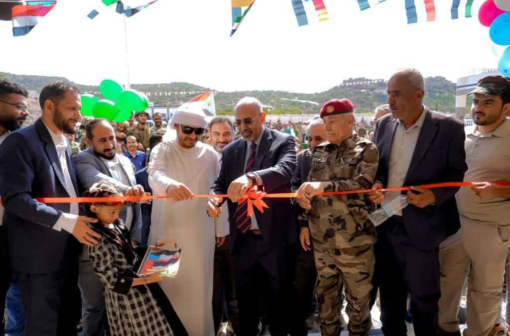 الرئيس الزُبيدي يفتتح مجمعي الشيخ محمد بن زايد التربويين في مديريتي الأزارق وجحاف بالضالع