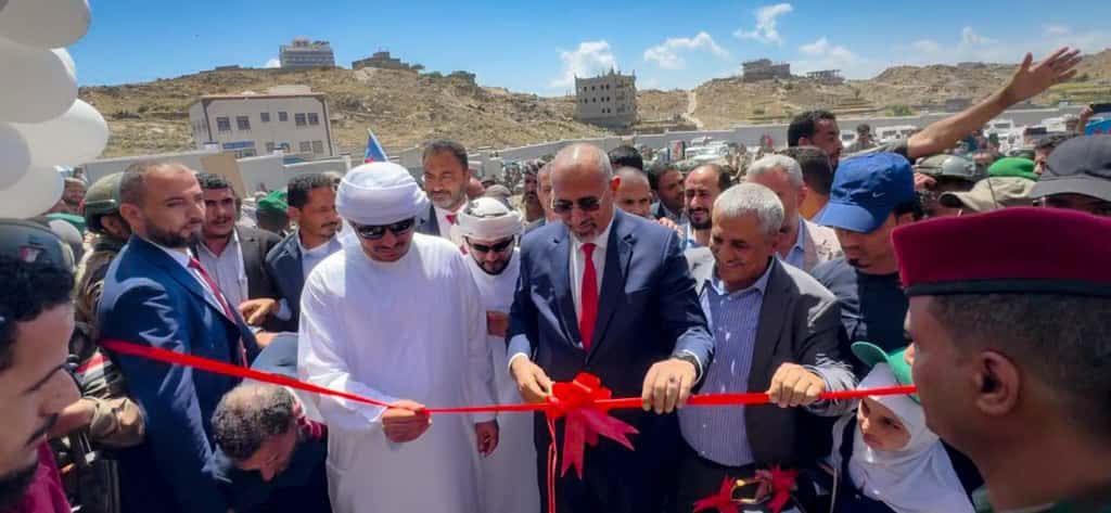 الرئيس الزُبيدي يزور مديرية الشعيب ويفتتح مجمّع الشيخ محمد بن زايد التعليمي النموذجي بمنطقة القزعة