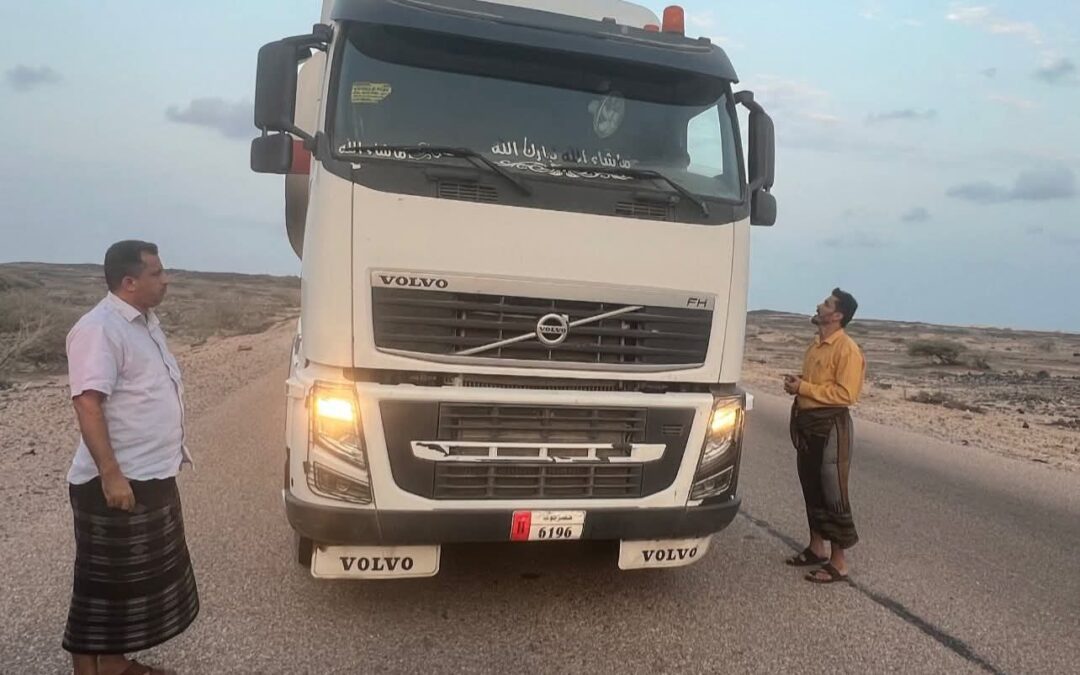 قيادة كهرباء عدن تشرف على تحرك ناقلات النفط الخام من منطقة أحور عقب نجاح وساطة لرفع القطاع