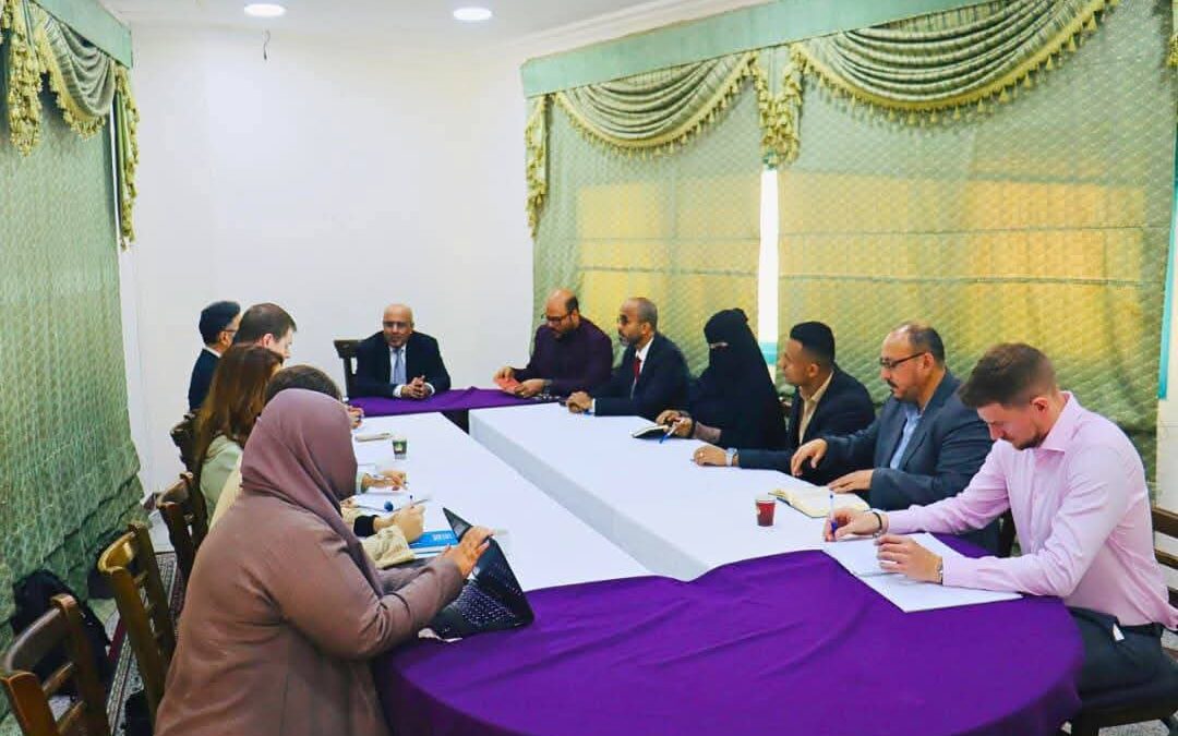 الكثيري يبحث مع وفد المبعوث الأممي مستجدات العملية السياسية وجهود إحلال السلام في بلادنا