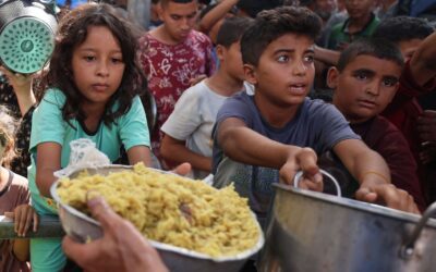 أطفال فلسطينيون في قطاع غزة يتلقون مساعدات غذائية من مطبخ خيري