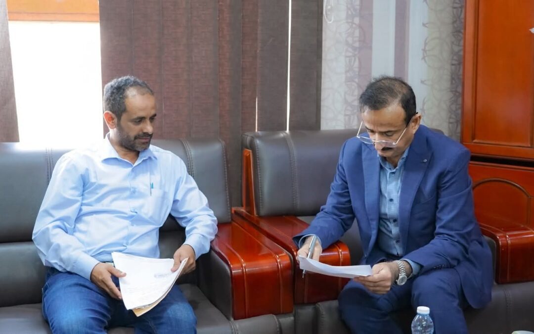 المحافظ بن الوزير يناقش مع مدير عام الصحة ترتيبات إقامة المخيم الطبي لأمراض وجراحة العيون