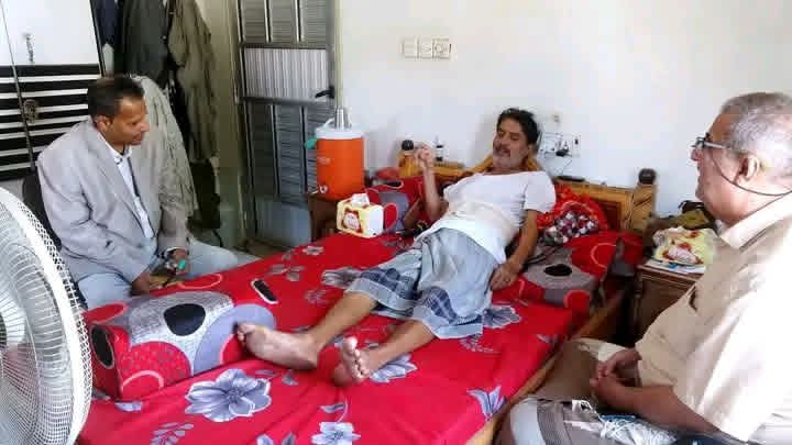 محافظ أبين يقوم بزيارة لمدير عام المصائد السمكية وعضو سكرتارية فرع نقابة الصحفيين صادق حمامه للاطئنان على صحتة