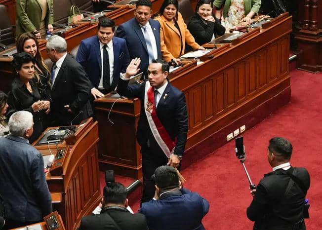 بيرو: رئيس الكونجرس يؤدي اليمين رئيسًا بعد عزل الرئيسة بولوارتي