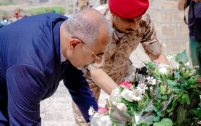 الرئيس الزُبيدي يضع إكليلا من الزهور على نصب الشهيد لبوزة ويزور منصة الشهداء في ردفان