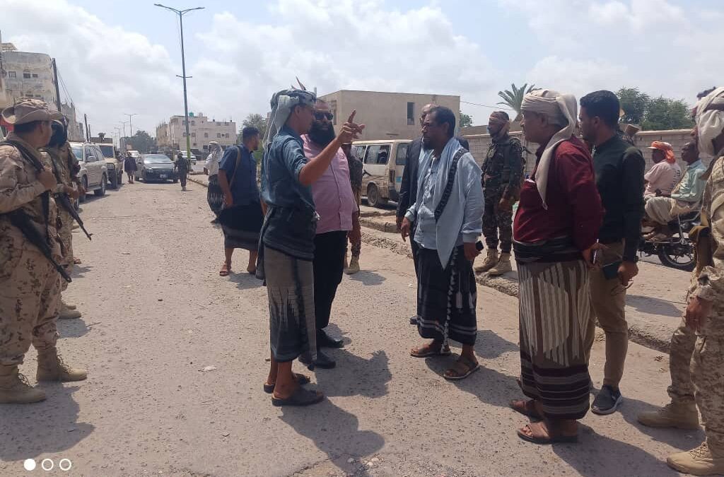 مدير عام خنفر “اليوسفي” يناقش مع فريق مبادرة طريق أبين تأهيل الطرق الداخلية المتهالكة في جعار
