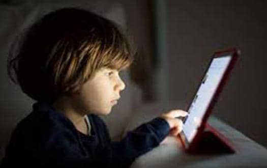دراسة كندية تحذر: الإفراط في استخدام الشاشات يقلل تحصيل الأطفال الدراسي