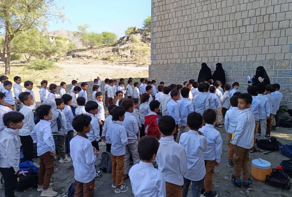 رجل خير يتكفّل بثلاث معلمات لتعليم تلاميذ الصف الأول بمدرسة يسلم حسين بمنطقة رخمة بيافع رصد… وآخران يطبعان كتباً مدرسية دعماً للتعليم