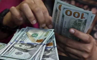 التوترات التجارية بين واشنطن وبكين تهبط بالدولار وسط توقعات بتيسير نقدي أمريكي