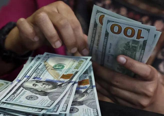 التوترات التجارية بين واشنطن وبكين تهبط بالدولار وسط توقعات بتيسير نقدي أمريكي