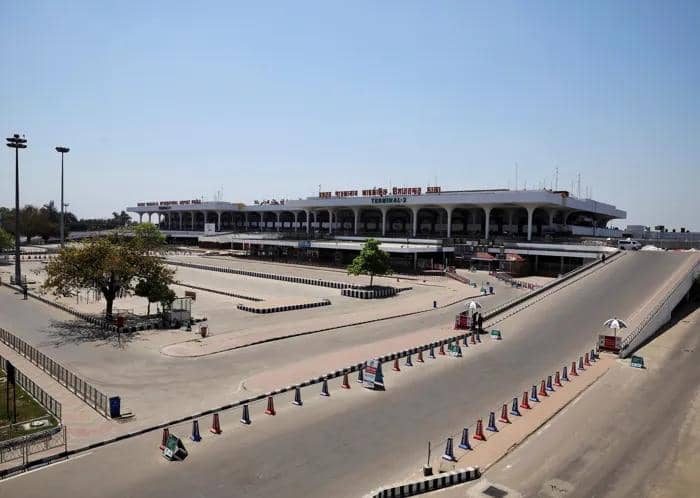 اندلاع حريق هائل في مطار دكا يتسبب بتعليق الرحلات الجوية