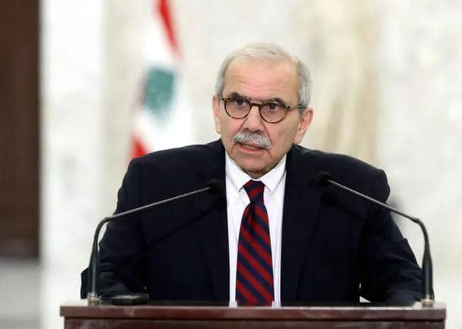 نواف سلام يحذر: سلاح المخيمات الفلسطينية يهدد أمن واستقرار لبنان