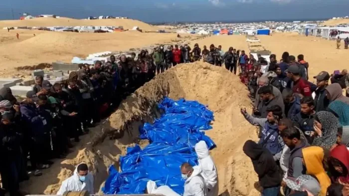 وصول رفات 45 شهيدًا إلى مجمع ناصر الطبي ضمن صفقة التبادل الأخيرة