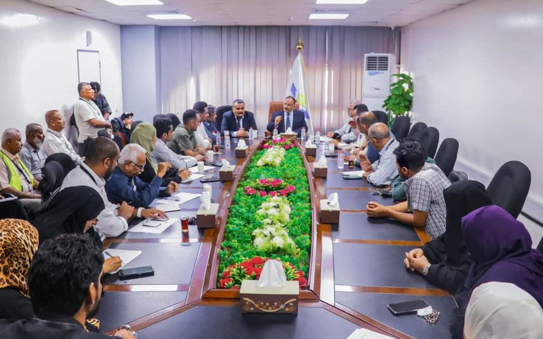 وزير النقل يتفقد سير العمل بمطار عدن الدولي ويعقد اجتماعاً موسعاً لقياداته الإدارية والفنية والأمنية