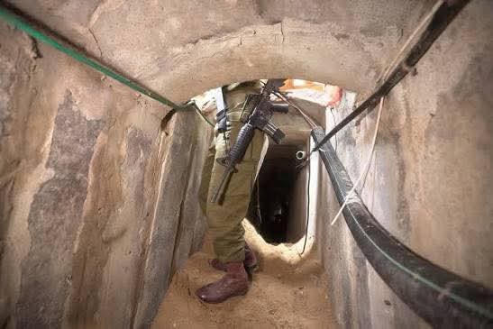 معاريف: الجيش يضخ خرسانة ومتفجرات بنفق داخله مقاتلين فلسطينيين