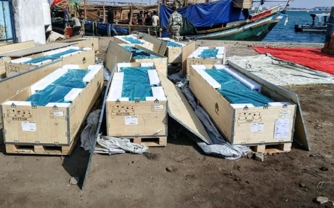 خفر السواحل يضبط سفينتين محملتين بـ250 طنًا من البضائع ومعدات اتصالات غير مصرّح بها قبالة سواحل عدن