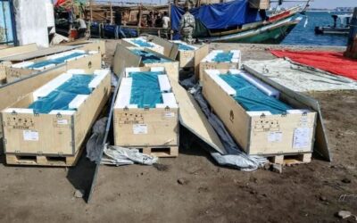 خفر السواحل يضبط سفينتين محملتين بـ250 طنًا من البضائع ومعدات اتصالات غير مصرّح بها قبالة سواحل عدن