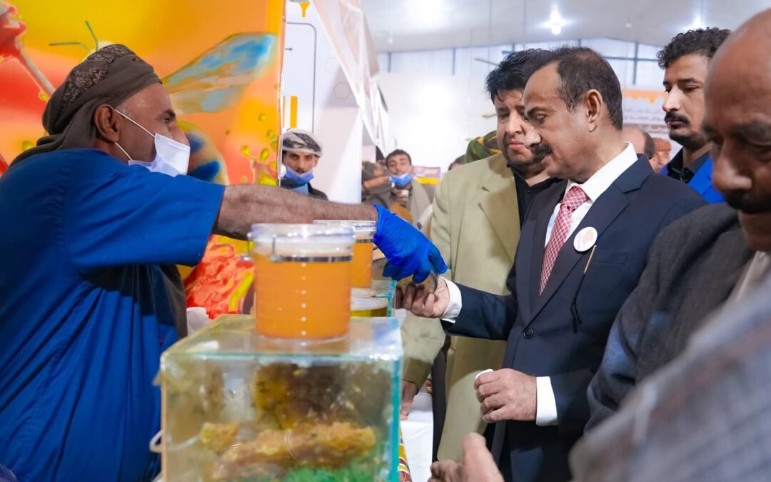 المحافظ بن الوزير يدشّن فعاليات مهرجان شبوة الأول للعسل ويؤكد الحرص على حماية المنتج وتطويره