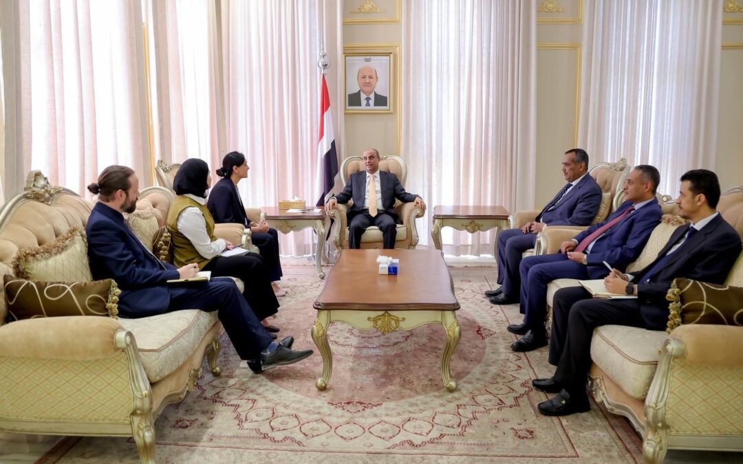 رئيس الوزراء يستعرض مع السفيرة البريطانية مستجدات التعاون الثنائي وتطورات الأوضاع
