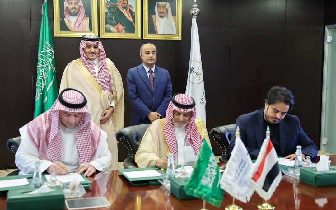 رئيس الوزراء يشهد توقيع مذكرة تفاهم لتنفيذ مشاريع طاقة كهربائية استراتيجية في اليمن