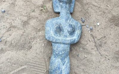 تمثال لسيدة حميرية من بين صخور يافع