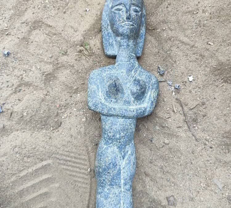 تمثال لسيدة حميرية من بين صخور يافع