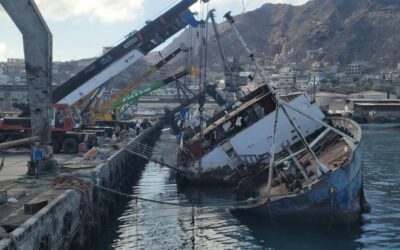 انتشال أكبر سفينة غارقة في حوض ميناء الإصطياد السمكي بعدن