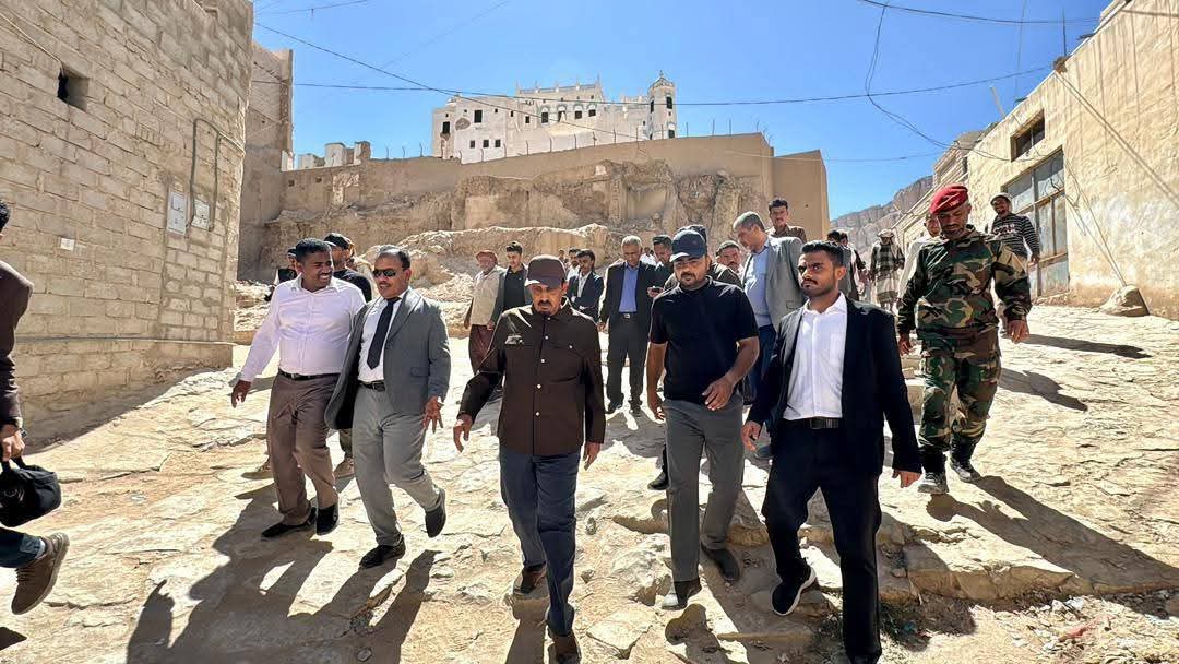 محافظ حضرموت يزور سوق سيئون ويلتقي بالمواطنين ويتفقد الجزء المنهار من سور القصر