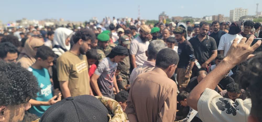 يتقدمهم العميد الوالي.. الآلاف يشيعون جثمان الشهيد النقيب جمال نجيب في عدن
