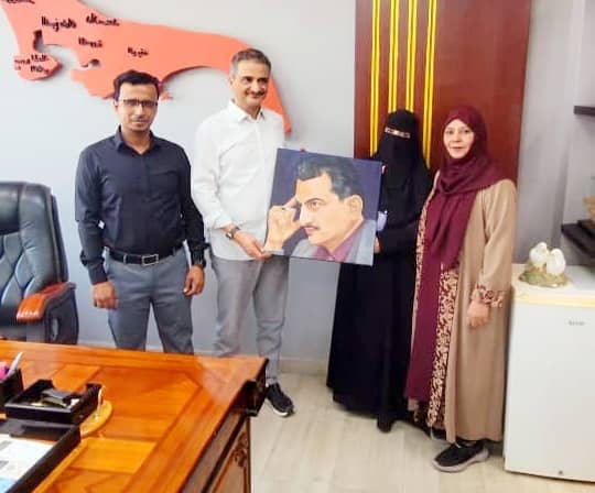 محافظ عدن يكرّم الفنانة نادية المفلحي تقديرًا لإبداعها الفني وعطائها الإنساني