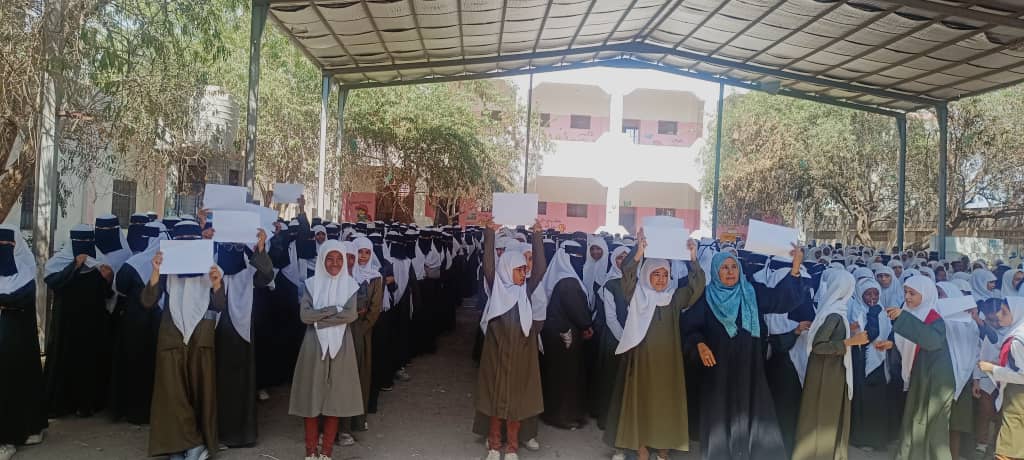 في أروع موقف نسائي . . نساء وفتيات جعار ينفذن وقفة احتجاجية للمطالبة بالأمان ووقف حمل السلاح